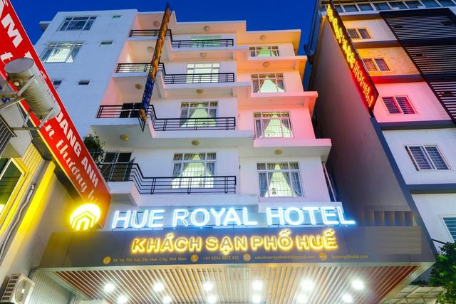 Hue Royal Hotel tọa lạc trên đường Võ Thị Sáu, ngay khu phố Tây Huế, thuận tiện khám phá sông Hương, Cầu Trường Tiền và các điểm ăn uống về đêm.
