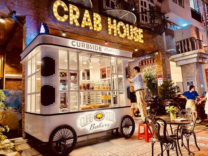Cua hoàng đế hấp bia - đặc sản trứ danh tại Sunset Restaurant