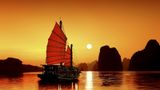 Hoàng hôn ở Vịnh Hạ Long đẹp nhất Thế Giới năm 2025