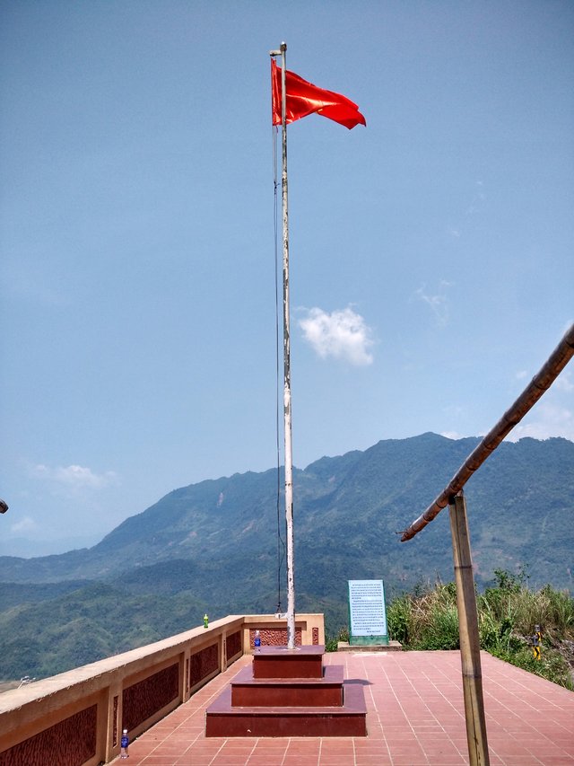 Ảnh Cột cờ đỉnh đèo Thung Khe