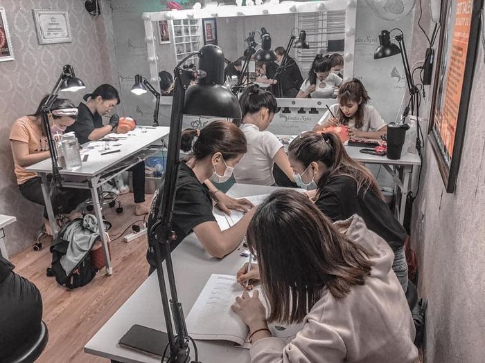 Học viên thực hành kỹ thuật nối mi chuyên nghiệp
