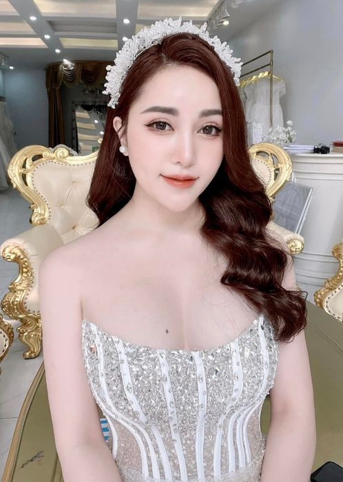 Học viên thực hành kỹ thuật trang điểm cô dâu tại Áo Cưới Ngân