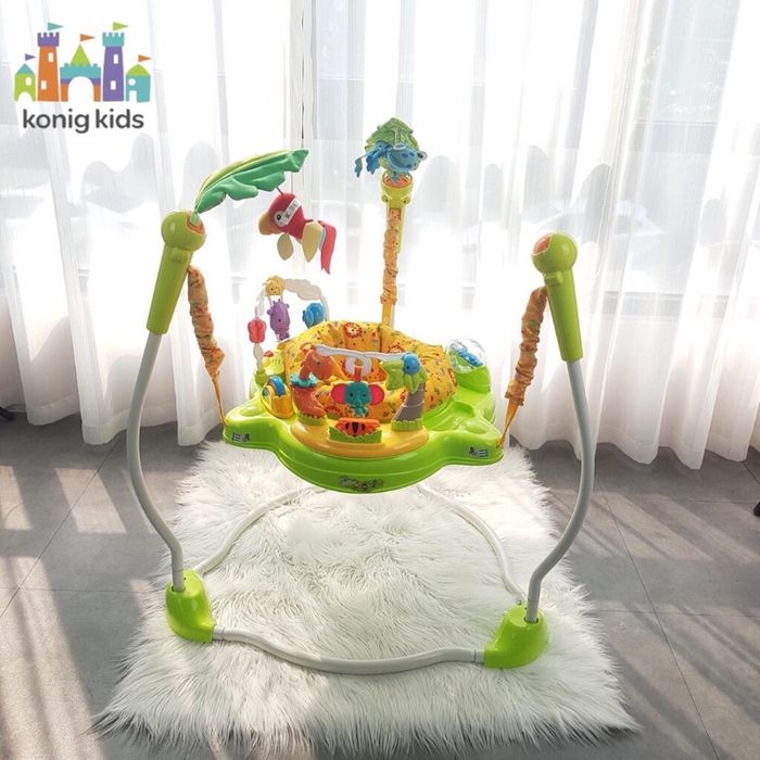 Ghế tập đứng Konig Kids giúp bé rèn luyện cơ chân (Ảnh minh họa)