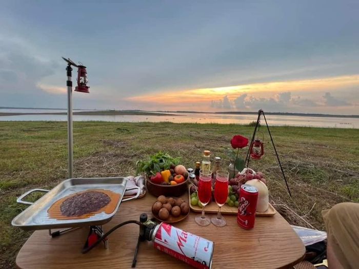 Khoảnh khắc hoàng hôn tuyệt đẹp tại Mã Đà Lakeview Camping