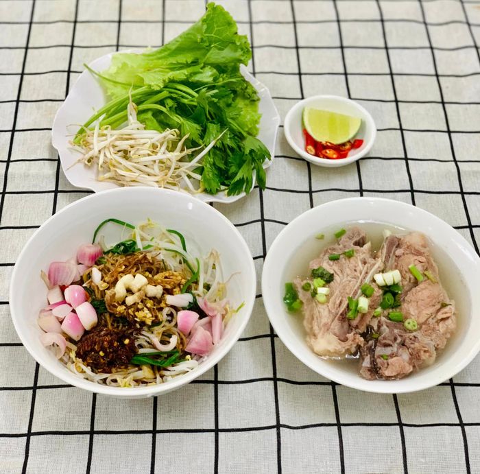 Hình ảnh SHIN DONG Cơm Gà Hải Nam 2