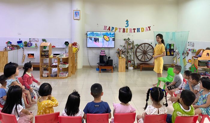 Hình ảnh 1: Không gian học tập tại Trường Mầm non Việt Hưng - Ngôi trường với môi trường giáo dục thân thiện, nơi mỗi góc lớp đều được thiết kế để kích thích sự sáng tạo và niềm vui học tập của trẻ