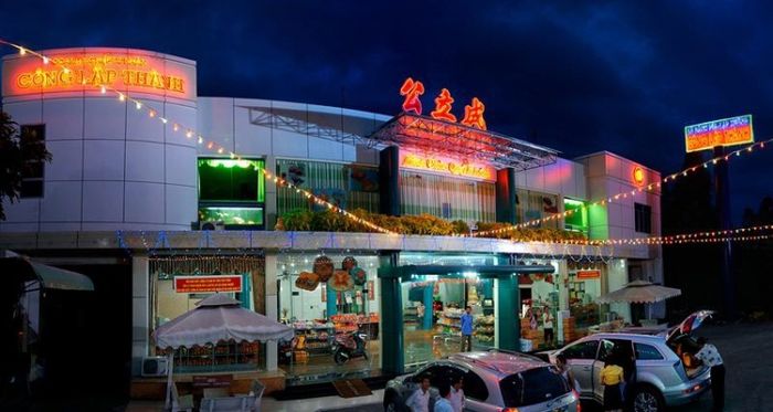 Bánh pía Công Thành Lập ảnh 1 - Hình ảnh cận cảnh chiếc bánh vàng ươm với lớp vỏ mỏng mịn ôm trọn nhân đậu xanh sầu riêng thơm phức, điểm trứng muối vàng óng.