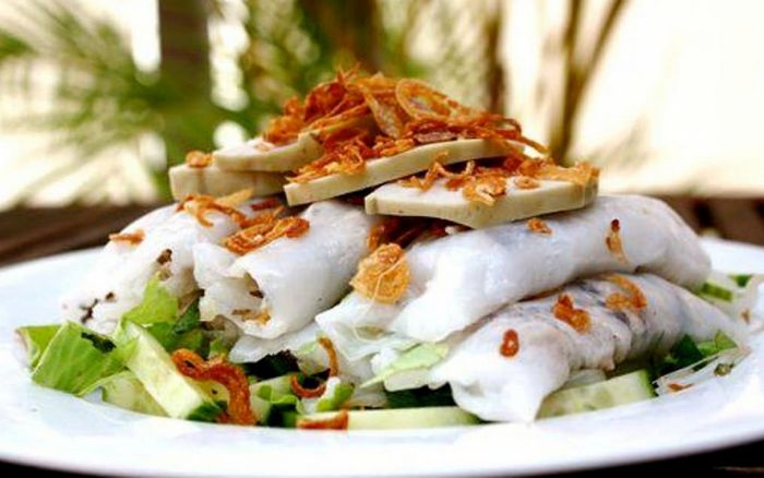 Hình ảnh đĩa bánh cuốn nóng hổi tại Thiên Hương