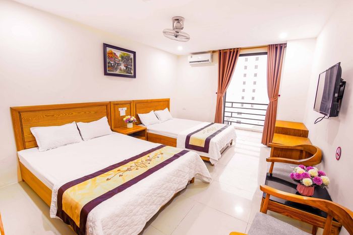 Ảnh 2 - Trải nghiệm bể bơi vô cực view biển tại Khách Sạn Hoàng Gia Royal