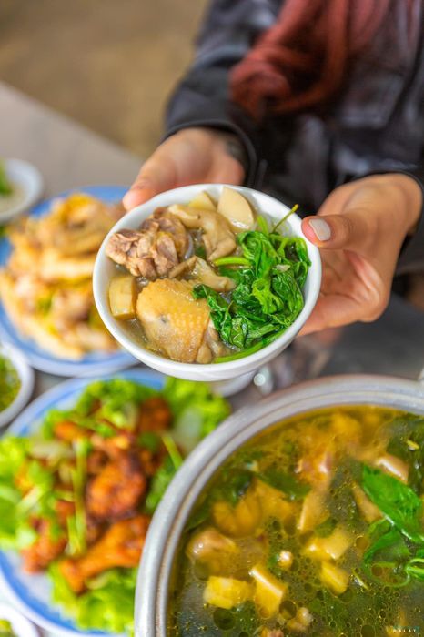Hình ảnh các món ăn kèm hấp dẫn tại Lẩu Gà Lá É Phú Yên
