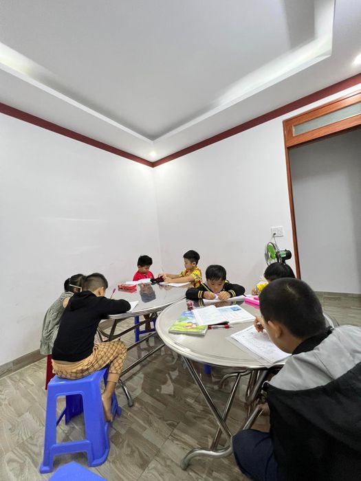Hình ảnh sinh động lớp học Luyện chữ đẹp Thuỷ Tiên - Nơi ươm mầm tài năng viết
