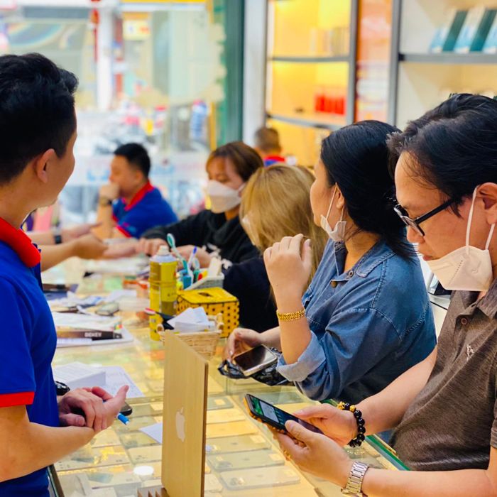 Hình ảnh đội ngũ kỹ thuật viên chuyên nghiệp tại Minh Lộc Mobile