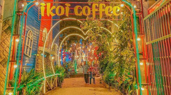 Không gian mê hoặc tại ikoi Coffee về đêm
