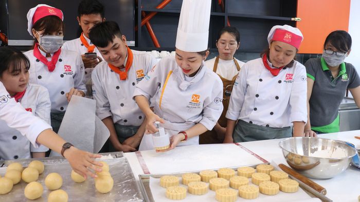 Đội ngũ giảng viên và học viên Hướng Nghiệp Á Âu