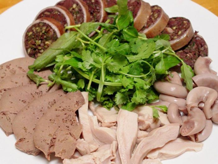 Hình ảnh tô cháo lòng đầy đặn với lòng trần giòn ngọt tại Dũng Râu