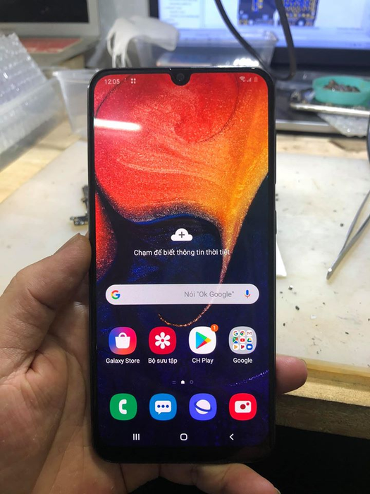 Hệ thống máy móc hiện đại tại Linh Mobile