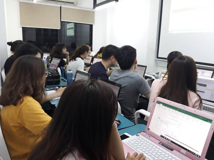 Hình ảnh lớp học hiện đại tại Trung tâm Ngoại ngữ - Tin học ứng dụng Vạn Xuân