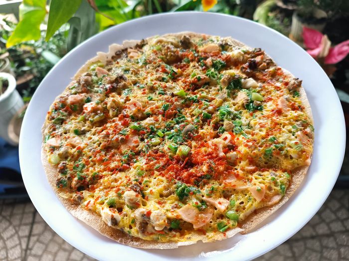 Hình ảnh bánh tráng nướng vàng ươm cùng topping hấp dẫn tại Dì Đinh