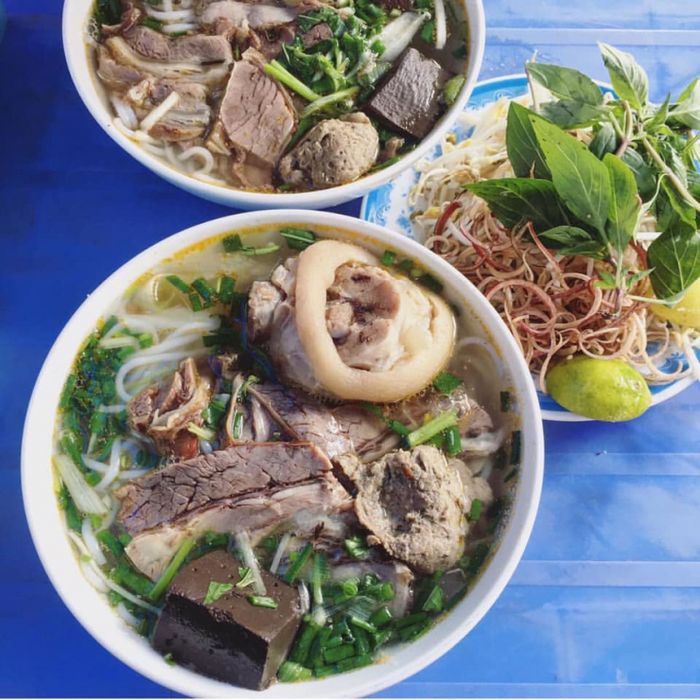 Hình ảnh không gian ấm cúng tại quán Bún Bò Hẻm