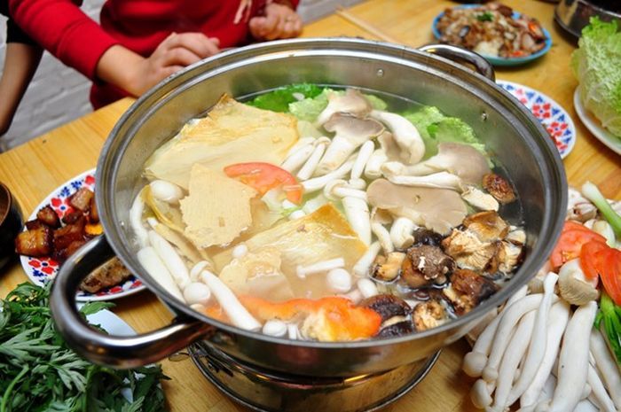 Không gian ấm cúng với nồi lẩu bốc khói tại Lẩu Ngon - Ảnh 1