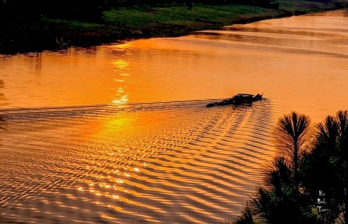 Những ngày trời trong và ánh nắng vàng rực, tôi có thể dõi mắt dọc hai bên bờ sông. ảnh 1