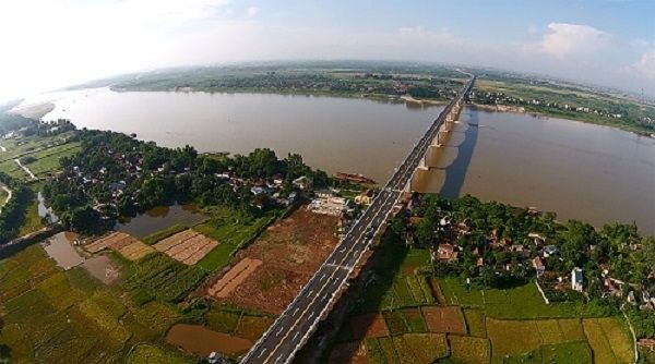 Những tia nắng cuối cùng của ngày tắm trên mặt sông, tạo nên một bức tranh huyền bí và lãng mạn.