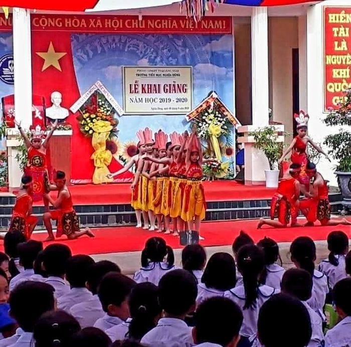 Hình ảnh sân trường rộng rãi với cơ sở vật chất hiện đại tại Trường Tiểu học Nghĩa Dõng