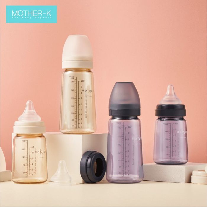 Hình ảnh bình sữa Mother K - Thiết kế tinh tế với chất liệu PPSU cao cấp trong suốt, đường nét mềm mại và vạch chia dung tích rõ ràng.