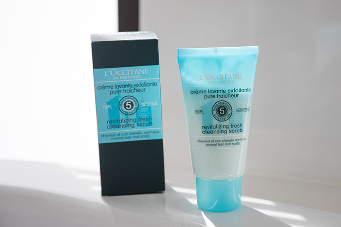 Hình ảnh thực tế sản phẩm L'Occitane - Kết cấu muối biển kết hợp tinh dầu thảo mộc