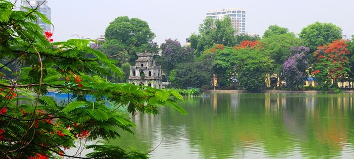 Phố cổ Hà Nội nhộn nhịp sắc màu