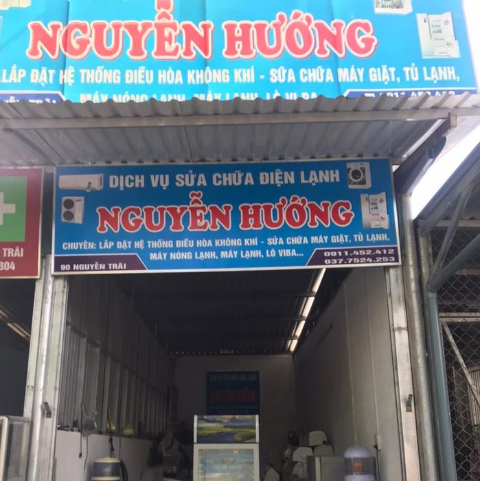 Hình ảnh đội ngũ kỹ thuật Điện lạnh Nguyễn Hướng đang làm việc