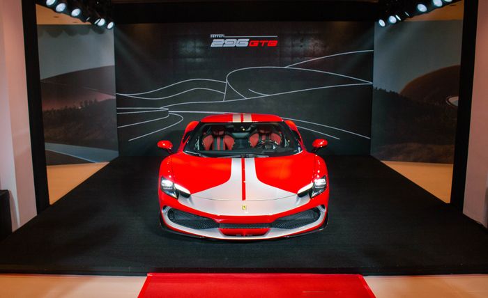 Giới thiệu Ferrari 296 GTB tại thị trường Việt Nam: Giá xuất phát , đối đầu với McLaren Artura mới ra mắt - Hình 9.