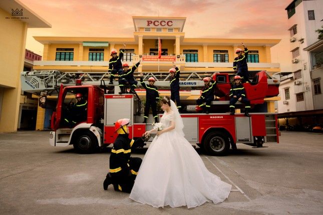 Bộ sưu tập hình cưới độc đáo của anh lính cứu hỏa - Ảnh 1.