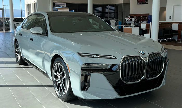 Đại lý thông báo BMW 7-Series 2023 sẽ ra mắt vào quý 3 năm nay: Chưa có thông tin về giá, nhưng hứa hẹn sẽ hấp dẫn - Ảnh số 1.