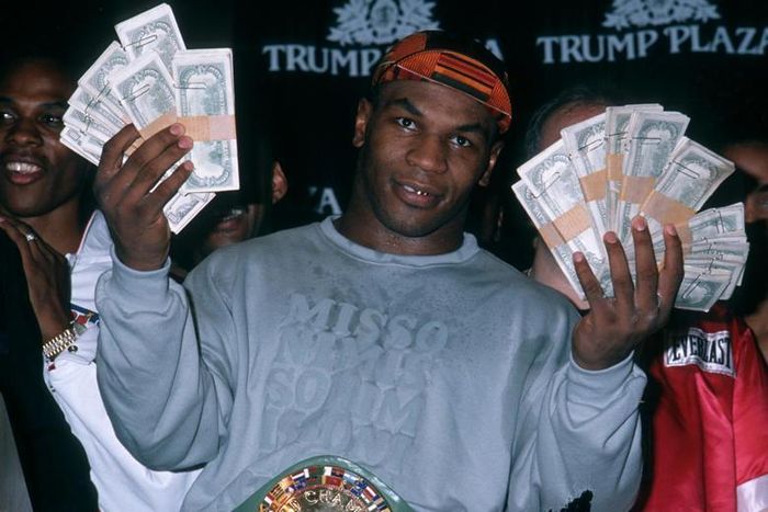 Thói quen tiêu tiền hoang phí khiến Mike Tyson tiêu sạch 400 triệu USD: Tặng cả siêu xe cho đối thủ từng đánh bại mình - Hình 1.