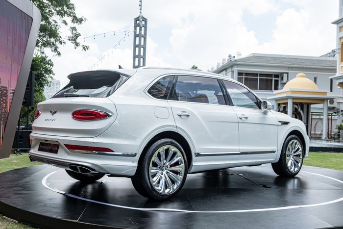 Thông tin chi tiết về Bentley Bentayga EWB Azure có giá gần 21 tỷ đồng tại Việt Nam - Ảnh 2.