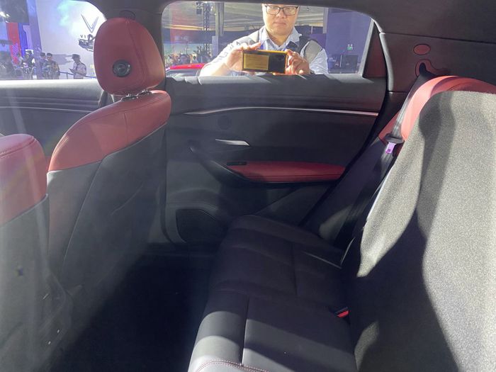 Chi tiết VinFast VF 7 ra mắt lần đầu tại Việt Nam: Kích thước ngang với CX-5 và CR-V, 2 phiên bản, khả năng vận hành 450 km - Hình 5.