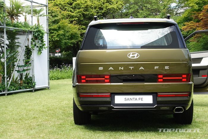 Xem gần Hyundai Santa Fe 2024 ngoài đời thực sau khi hoàn thiện - Hình 7.