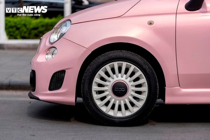 'Soi' chiếc xe Fiat 500 mới mua của Hòa Minzy - Hình 6.