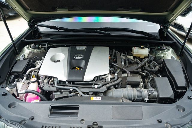 Mỗi tháng lăn bánh 750 km, chủ nhân của chiếc Lexus ES 300h đã bán xe sau một năm với mức giá giảm hơn 100 triệu đồng.