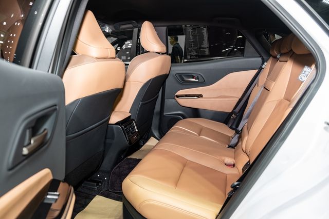 Trải nghiệm lái mới nhận ra Toyota Crown Sport xứng đáng: Nhiều trang bị như xe hạng sang, hệ thống lái bánh sau, thiết kế vượt trội - Ảnh 15.