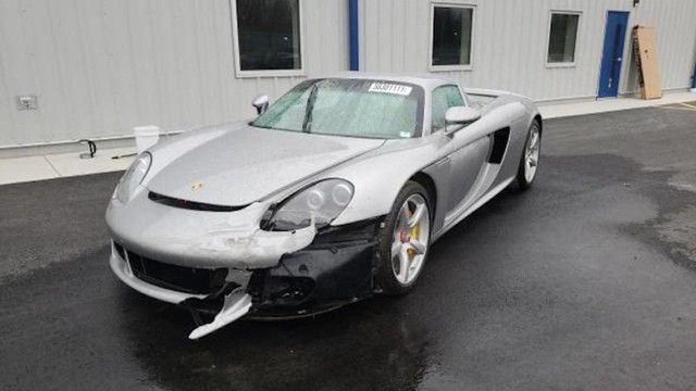 Có đủ lòng dũng cảm để chi ra hơn 300.000 USD để mua lại chiếc Porsche Carrera GT rách rưới này không? - Hình ảnh 1.