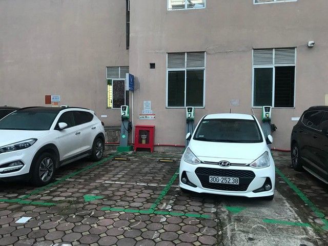 Người dùng xe điện tức giận vì bị cản trở khi sạc - Hình ảnh số 8.