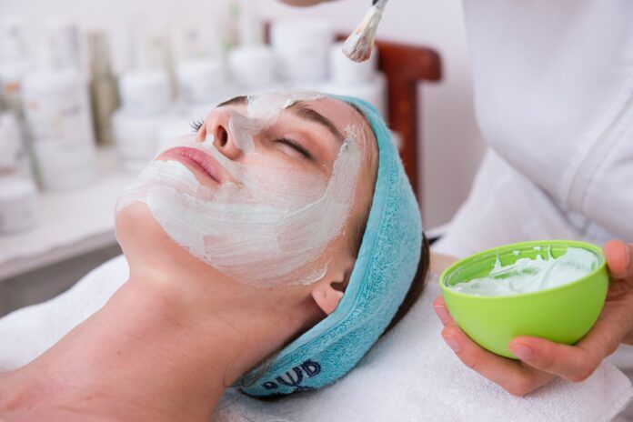 Hãy rửa mặt, dưỡng ẩm, sử dụng kem chống nắng và thực hiện đều đặn để chăm sóc cơ thể đúng cách. (Nguồn: Internet)