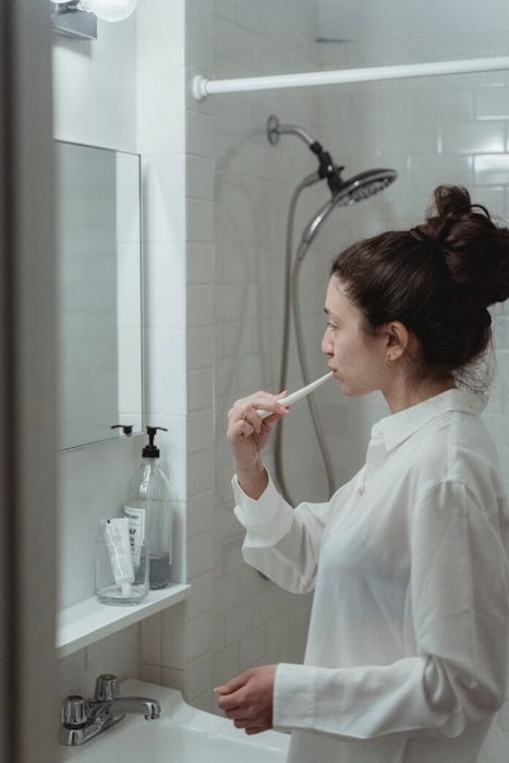 Hãy chăm sóc răng miệng đúng cách khi bạn còn trẻ. (Nguồn: Internet)