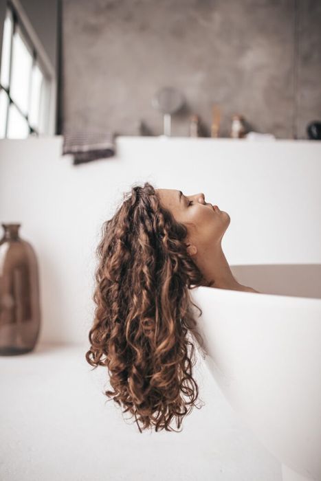 Massage nhẹ nhàng tóc để kích thích tuần hoàn máu. (Nguồn: Internet)