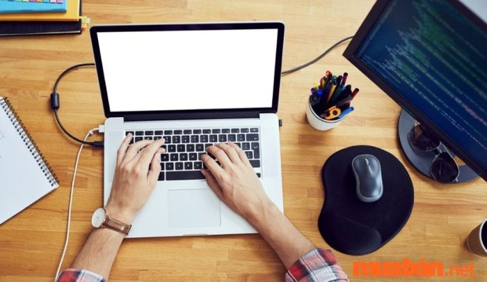 WFH là gì? Những ưu điểm và nhược điểm của mô hình làm việc từ xa bạn cần nắm rõ.