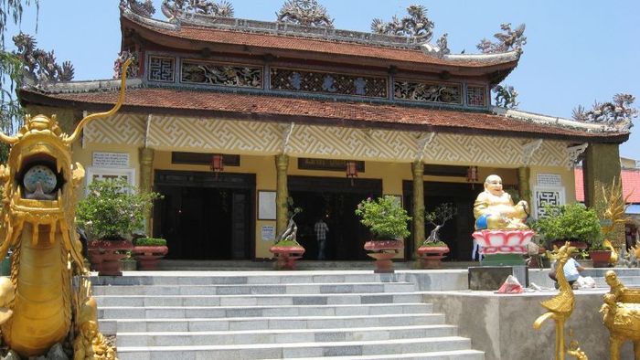Khu vực bên ngoài chánh điện Chùa Linh Quang (Ảnh: sưu tầm)