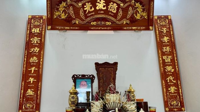 Hoành phi – câu đối thường được treo ở phía trên bàn thờ.