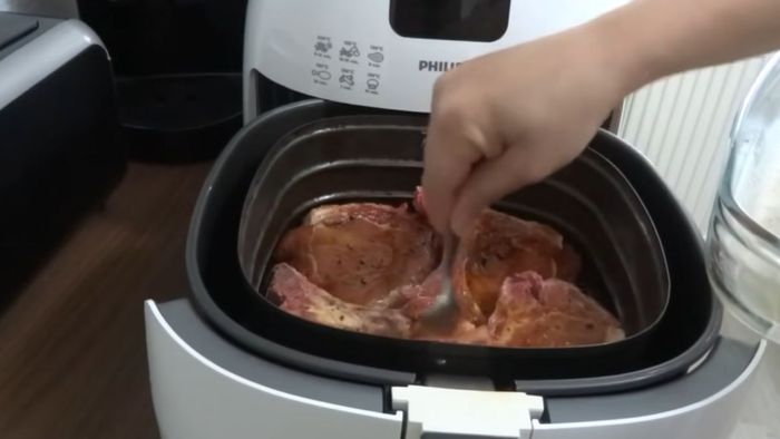 Hướng dẫn làm cốt lết nướng mật ong bằng nồi chiên không dầu bước 3